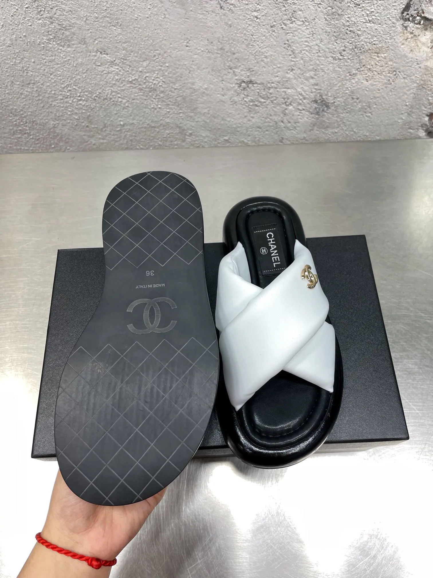 👟👟Ex-factory price 360👟👟 Chanel new summer Mier cross slippers bread sandals beach sandals original purchase and development production Xiaoxiang 2022 new summer slippers Chubby bread flip-flops are very popular this season Thick soles with super thick padding are like stepping on bread or clouds ☁️ Super strong wrapping feeling! Exquisite packaging at the delivery counter 🛍📦 Fabric: Original customized imported Lycra Lining: Original customized soft velvet lining Sole: Exclusive molded ultra-light foam outsole Thickness: 3CM▪️Size: 35-40